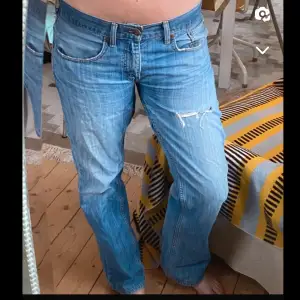 As snygga Levis jeans jag köpte på Vinted som tyvärr är förstora för mig, men perfekt i längden för en som är 175cm!!