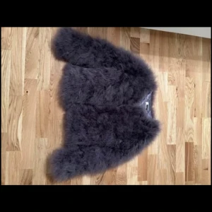 Päls jacka  - Grå kort päls jacka one size från Dennis maglic 