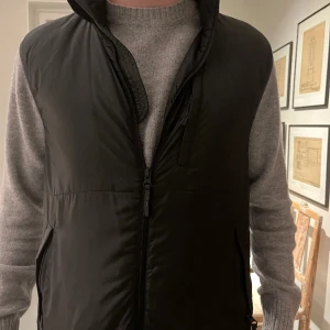 Aspesi - Grönbrun Aspesi vest. Cond 10/10, nästan oanvänd pga förliten storlek. Nypris 3700, XS. Västen e mest optimal för någon runt 175 cm lång. (Modell 180 cm)