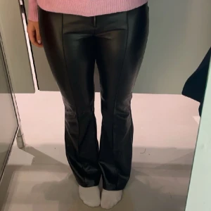 Skinnbyxor - Säljer jättecoola och snygga skinnbyxor från new yorker som inte går att köpa online utan bara i butik. De är lågmidjade och går ända ner till marken på mig som är 172😍 har egentligen ett bälte i midjan men det har jag tagit bort!!