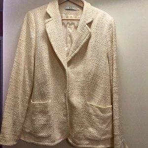 Kavaj - Krämvit kavaj, perfekt till våren! 