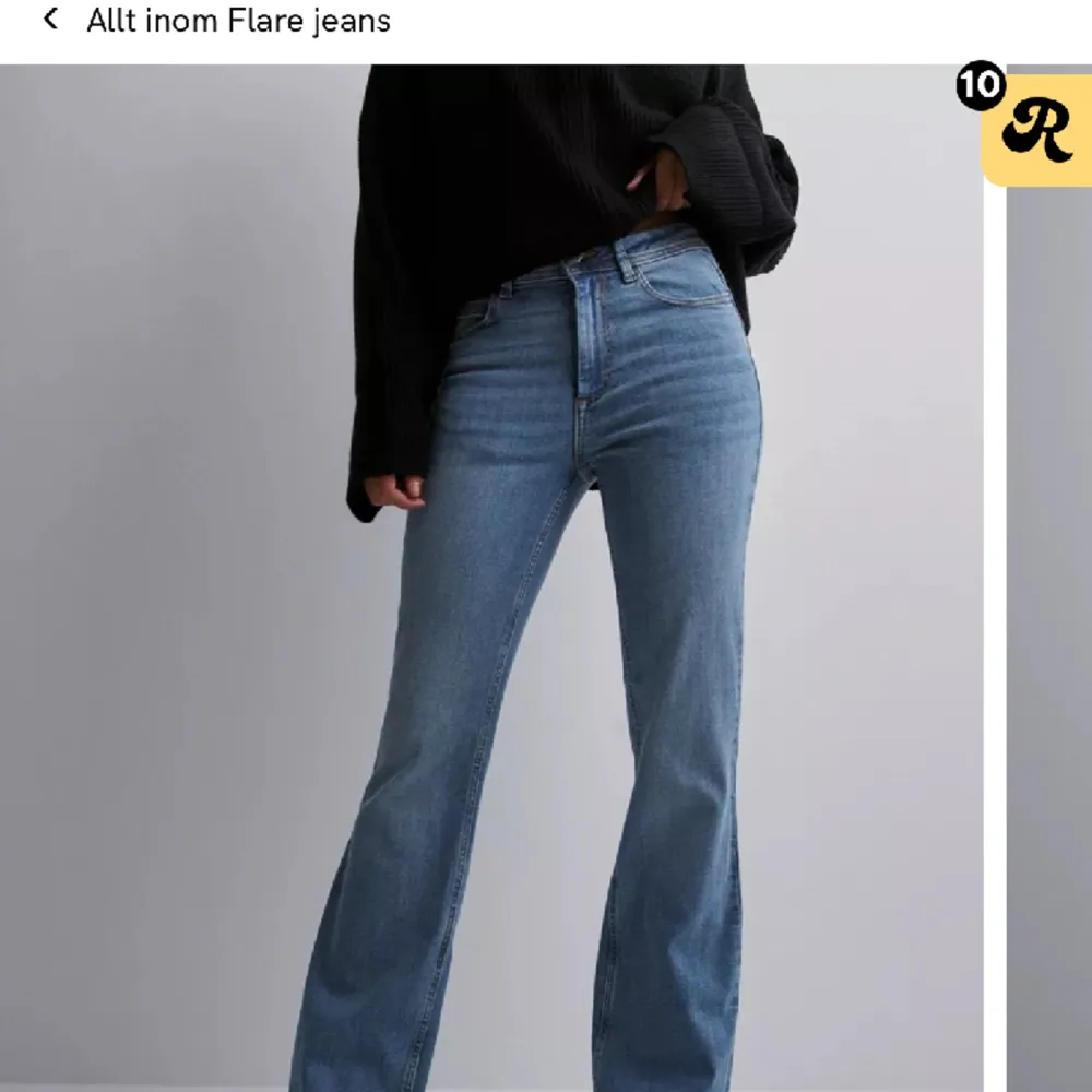 Blåa bootcut jeans!💓säljer då dem är lite för korta på mig som är ca 167 cm. Stlr 36/, 26/30. Använda Max tre gånger⭐️sitter för övrigt så fint, nypris 449kr🫶🏼köparen står för frakt💓. Jeans & Byxor.