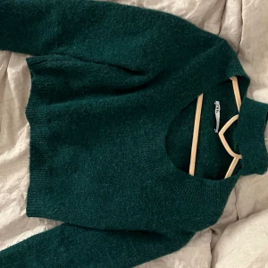 Stickad tröja från zara - Säljer denna fina gröna stickade tröjan från zara som jag ej använder längre. ❤️