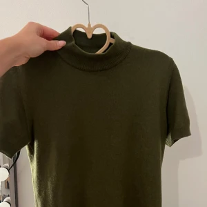 Stickad t-shirt - Säljer min superfina gröna stickade t-shirt ❤️