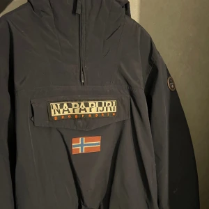 Napapijri anorak  - Napapijri anorak (vinterjacka)  Blue marine  Knappt använd  Storlek XL Nypris 2599kr