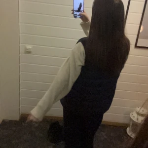 mörkblå väsk - säljer för den inte används, super bra skick