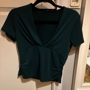 Söt topp - Jätte fin topp från bikbok. Köptes för ett år sen men har inte använts något. Storlek M. Köparen står för frakt😊