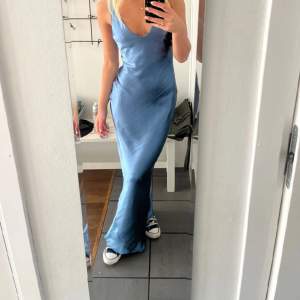 säljer min klänning från asos som är slutsåld!!!!! den är verkligen dröm men tyvärr för liten för mig🩵perfekt blå färg🩵🩵 de två första bilderna är min kompis som har på sig klänningen, hon är 1,69. Använd ett fåtal gånger! nypris 600kr