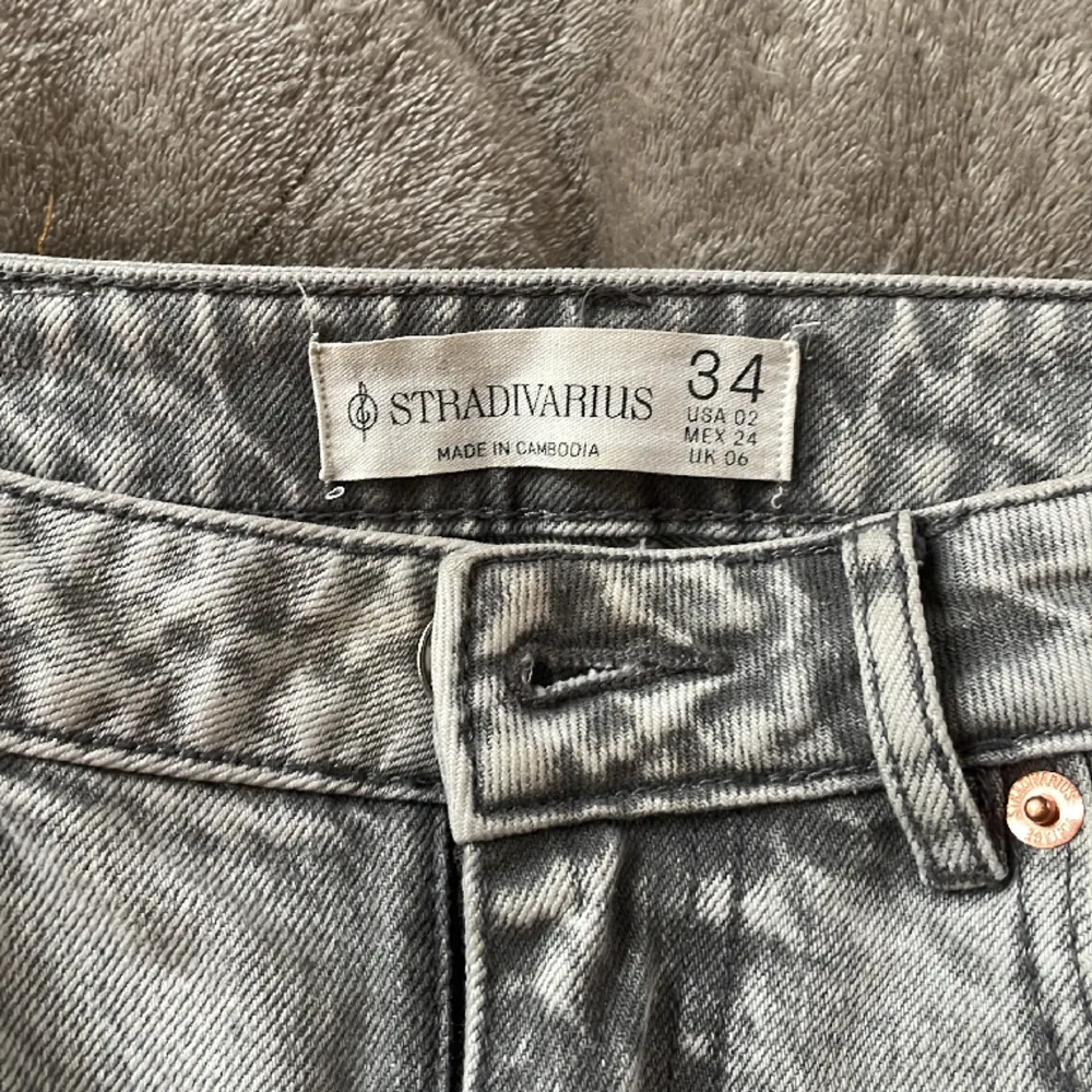 Säljer dessa grå jeans från Stradivarius då dom är lite för små. Har lite slitningar nere vid foten som ska vara där. Sparsamt använda så i väldigt fint skickHör av dig innan du använder ”köp nu” funktionen🙌  Storlek 34. 180kr+frakt. Jeans & Byxor.