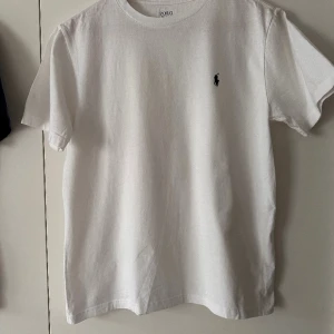 Ralph lauren t shirt  - Säljer denna fina t shirt från ralph lauren. Skicket är 8/10 och storleken är L ( 14-16 ) passar dig som är 155-170 ungefär, nypris 595, mitt pris 250. Hör av er vid fler frågor eller annat, priser kan diskuteras vid snabb affär 