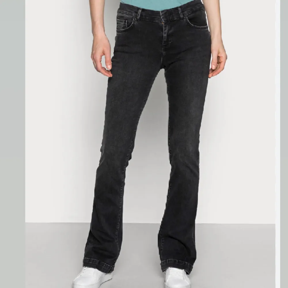 Snygga LTB jeans💞 jeansen är mycket mer lågmidjade än på första bilden (se på bild 2)!💞har super snygga fickor!  skriv innan ni trycker köp nu eller om ni har funderingar! (Första och sista bilden e lånade) . Jeans & Byxor.