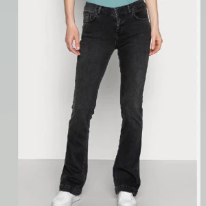 Lågmidjade LTB jeans - Snygga LTB jeans💞 jeansen är mycket mer lågmidjade än på första bilden (se på bild 2)!💞har super snygga fickor!  skriv innan ni trycker köp nu eller om ni har funderingar! (Första och sista bilden e lånade) 