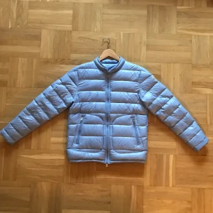 Moncler vårjacka - Storlek 2 (M). Använd ett fåtal gånger. 