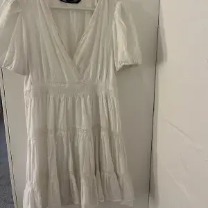 Säljer denna klänningen från zara. Säljer då den aldrig kommer till användning😊😊Storlek M men passar även S!