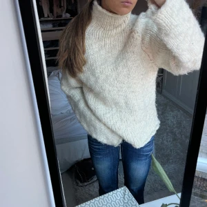 Stickad tröja - Jättemysig stickad tröja, från filippa k och sitter oversized på mig som har s