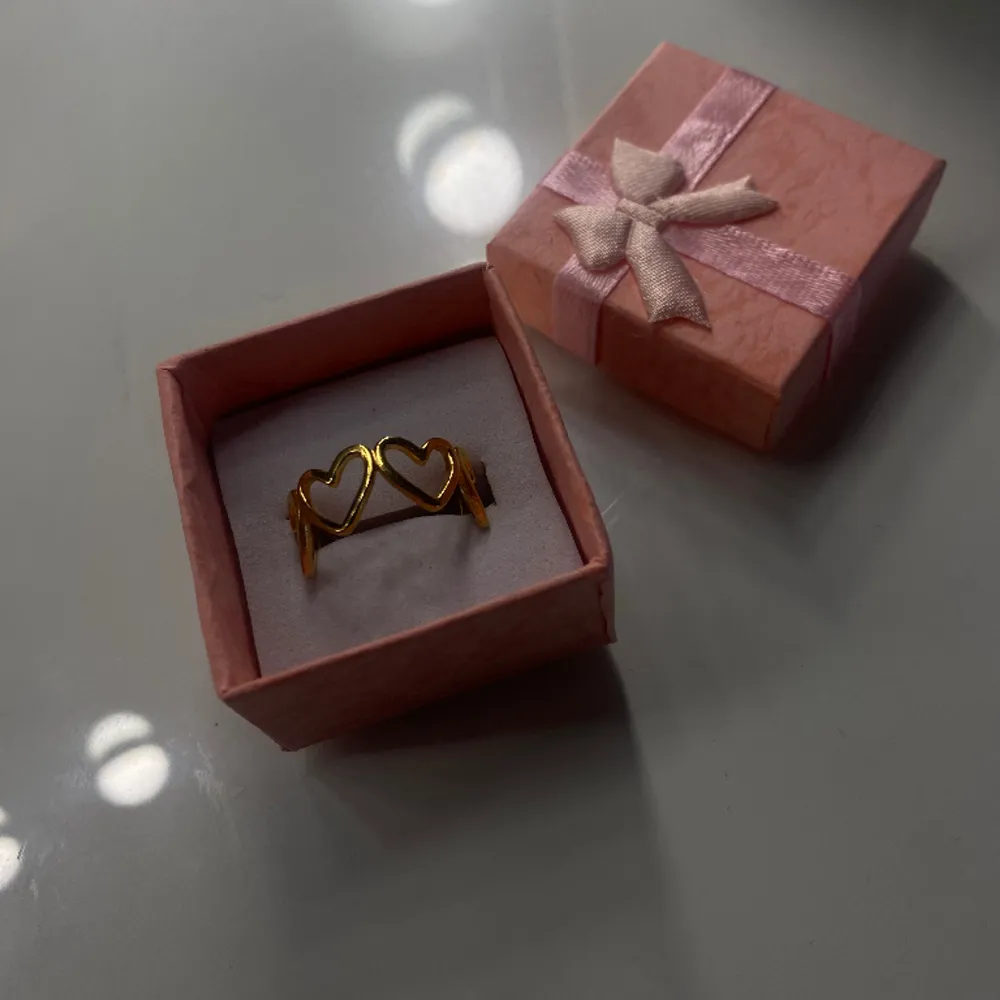 Säljer denna fina justerbara ringen med hjärtan på från olympia i materialet rostfritt stål! Du får med den lilla ringboxen när du köper! Den är helt ny och har därmed inga defekter!😊 Säljer för 89kr + frakt, hör av dig om du undrar något!. Accessoarer.