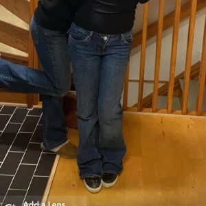 Lågmidjade Jeans - Säljer mina super fina jeans från monki! Har satt ett skosnöre på insidan för att man ska kunna justera storleken på midjan. Midjemåttet är 37cm och jag är ca 158 och de är för långa för mig 😄