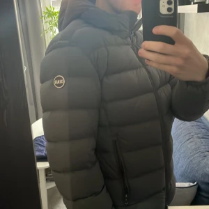 Colmar jacka - Snygg grå colmar jacka. Väldigt bra skick förutom en liten skada på vänstra fickans dragkedja som syns på sista bilden. 