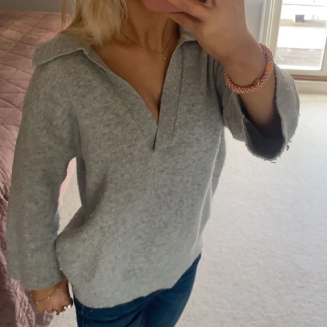 Grå stickad tröja