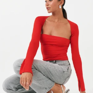 Soft touch square neck top - HELT NY!!!  Populär och slutsåld! jätte söt röd tröja❤️ Aldrig använt, köpt för 249, säljer för 200. Pris går att diskutera!  Passade tyvärr inte mig i storlek 
