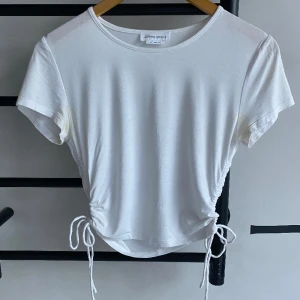 T-shirt med scrunches - Snygg t-shirt med scrunches på sidorna! Pris kan diskuteras💕