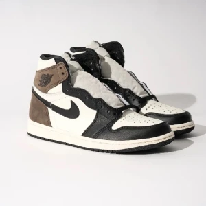 Jordans - Säljer dessa Jordans, vet ej om dem är äkta då dem är köpta här. Skriv för fler bilder. Pris kan diskuteras vid snabb köp!