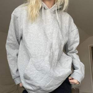 Jag säljer denna gråa basic hoodien som är köpt ifrån Pier•One. Det står tyvärr ingen storlek men jag skulle nog tippa på S/M. Jag säljer för 80kr.