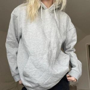 Grå hoodie  - Jag säljer denna gråa basic hoodien som är köpt ifrån Pier•One. Det står tyvärr ingen storlek men jag skulle nog tippa på S/M. Jag säljer för 80kr.