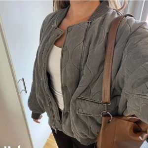 Bomberjacka Zara - Säljs inte längre, jätte fin (bild 1 är lånad)