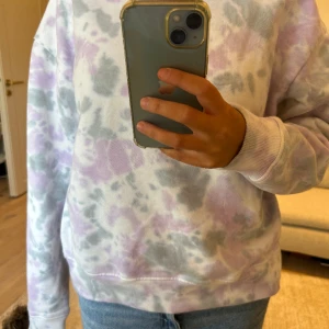 Tie dye tröja - Säljer denna jätte snygga Tie dye tröja!!