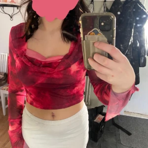 Rosa röd tröja  - Tunn tröja att ha över tex bikini. Aldrig använd. 💕