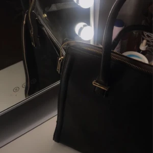 Väska - En lite större väska som är perfekt till skolan💗