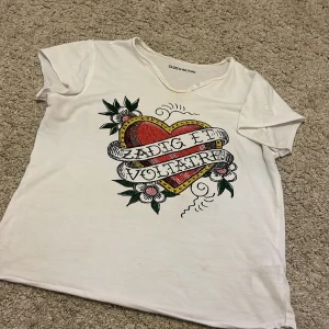 ZADIG TRÖJA - Säljer super fin Zadig tröja! Bra skick dock har den ett väldigt litet hål som man ser på tredje bilden men det syns inte! Alla stenar är kvar!