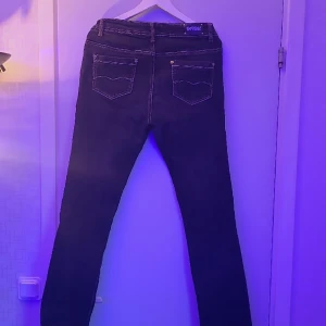 Jeans från Vavell - Säljer dessa snygga jeans från Vavell då dom är för stora på mig.  Strl M/44 står det i dom.