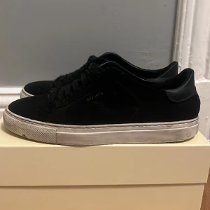 Axel Arigato skor - Säljer dessa sjukt feta mocka skor från Axel Arigato. Box följer självklart med. Priset är ej hugget i sten. Kan putsa upp innan frakt!