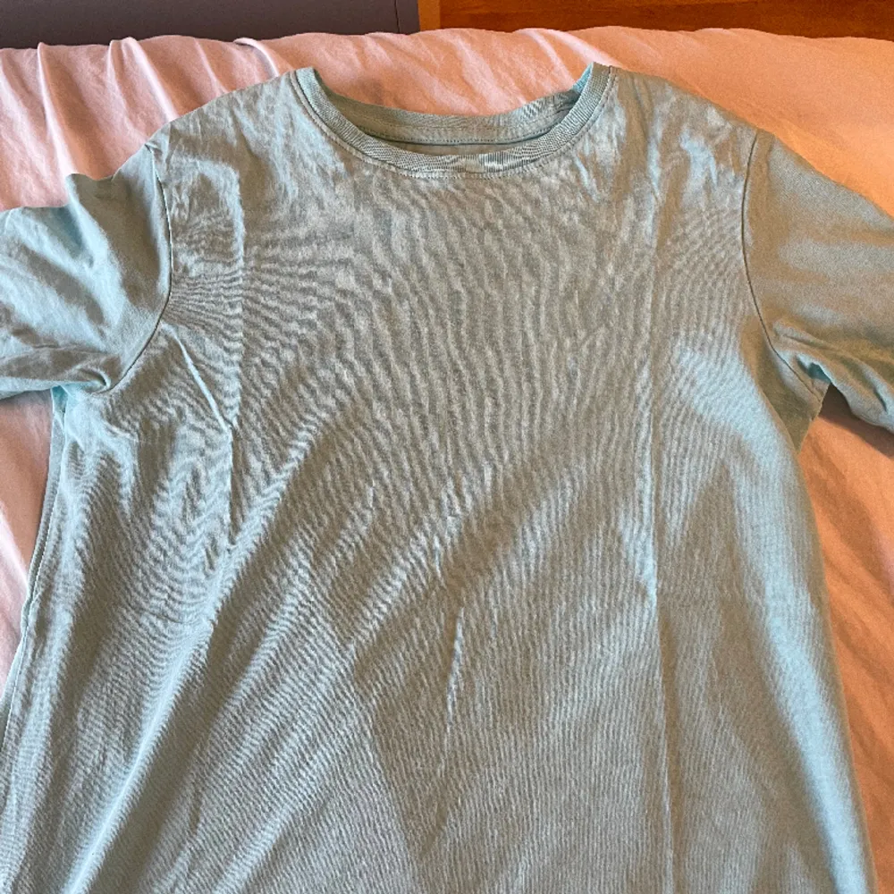 Helt vanlig ljusblå tshirt som inte kommer till användning längre. . T-shirts.