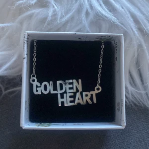 Ioaku halsband - Fick detta halsbandet från ioaku i silver, men hade önskat mig det i guld. Är det någon som vill byta till ett likadant fast i guld eller ett annat halsband från ioaku?😍 kan eventuellt tänka mig att sälja det annars.