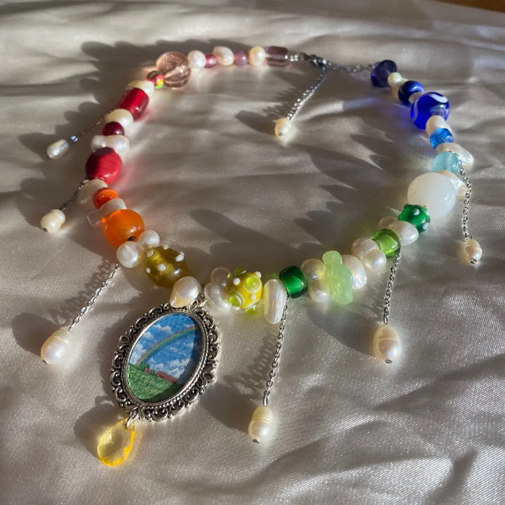 Halsband gjort av glaspärlor och sötvattenspärlor, med en berlock jag har målat🌈☁️ reglerbar längd 37-43cm Kika in min instagram @flyingladybugz för mer smycken💗🐞. Accessoarer.