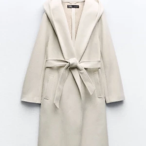 Krämvit kappa - Säljer den här jättefina krämvita kappan från zara💕använd typ 3 gånger, inga defekter alls💗nypris 559kr, jag säljer för 400kr + frakt🥰