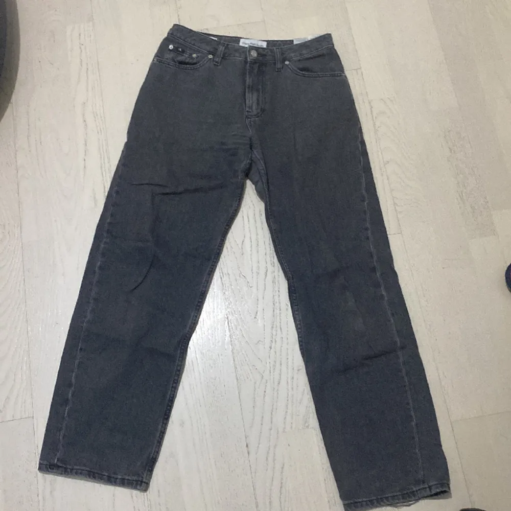 Supersnygga calvinklein jeans(unisex tror jag men jag är tjej), användes inte längre därför säljer jag de! Supersnygga med bara lite slitage längst ned och mellan benen. Längden står ej men jag är 166cm och de är lite långa. Nypris ca 1200kr tror jag. Jeans & Byxor.
