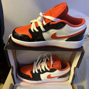 Jordan 1 low - Säljer mina skor oanvända, fint skick och inga skador. Pris kan diskuteras 