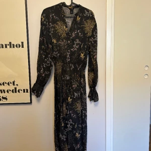 Blommig klänning från Lindex  - Storlek S, fint skick. 🌻