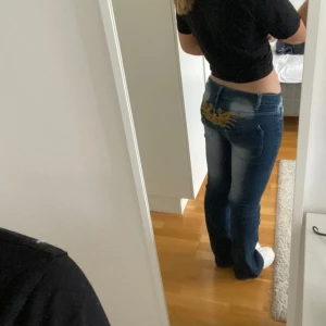 Lågmidjade jeans - Supersnygga lågmidjade jeans. W.41, innerben: 84. Jag är 172 i jämförelse.
