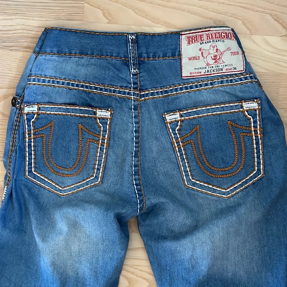 Supersnygga ljusblå true religion jeans! Storlek 36 (jeans-storlek, inte storlek S) men har sytts in, det går dock att sprätta upp då allt tyg är kvar. Nuvarande midjemått efter att ha sytts är 78 cm, innerbenslängden är ca 82 cm! . Jeans & Byxor.
