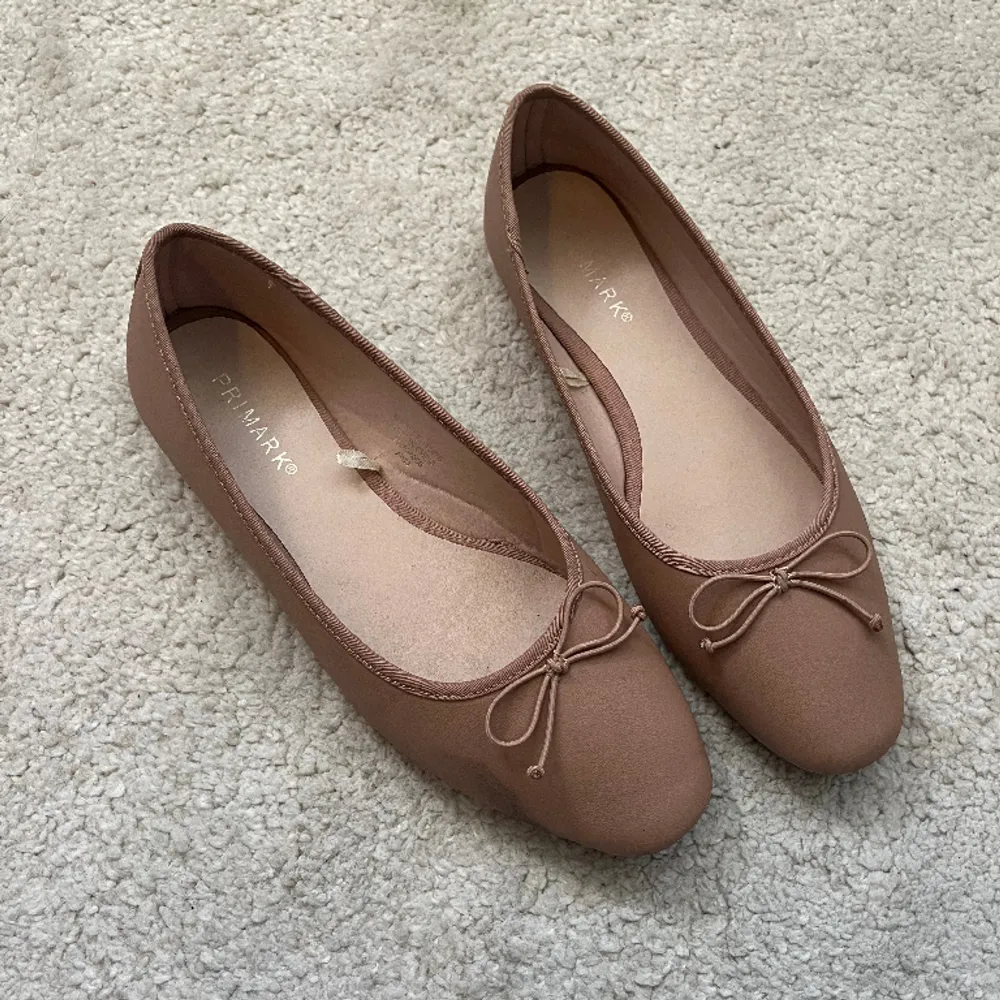 Så fina beiga ballerina skor!😍 Storlek 39. Använda 2 gånger!. Skor.