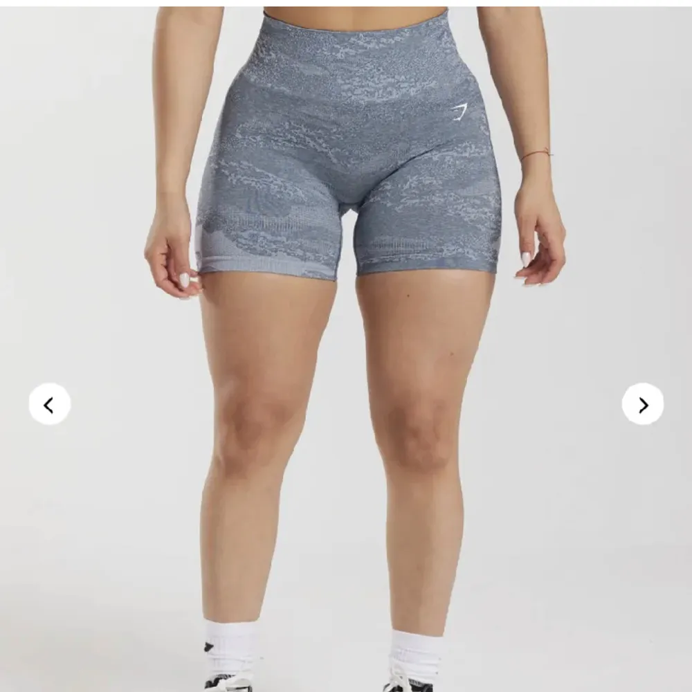 Träningshorts från gymshark i en jätte fin blå färg, storlek S.  Säljer också samma modell i tights men gröna. Shorts.