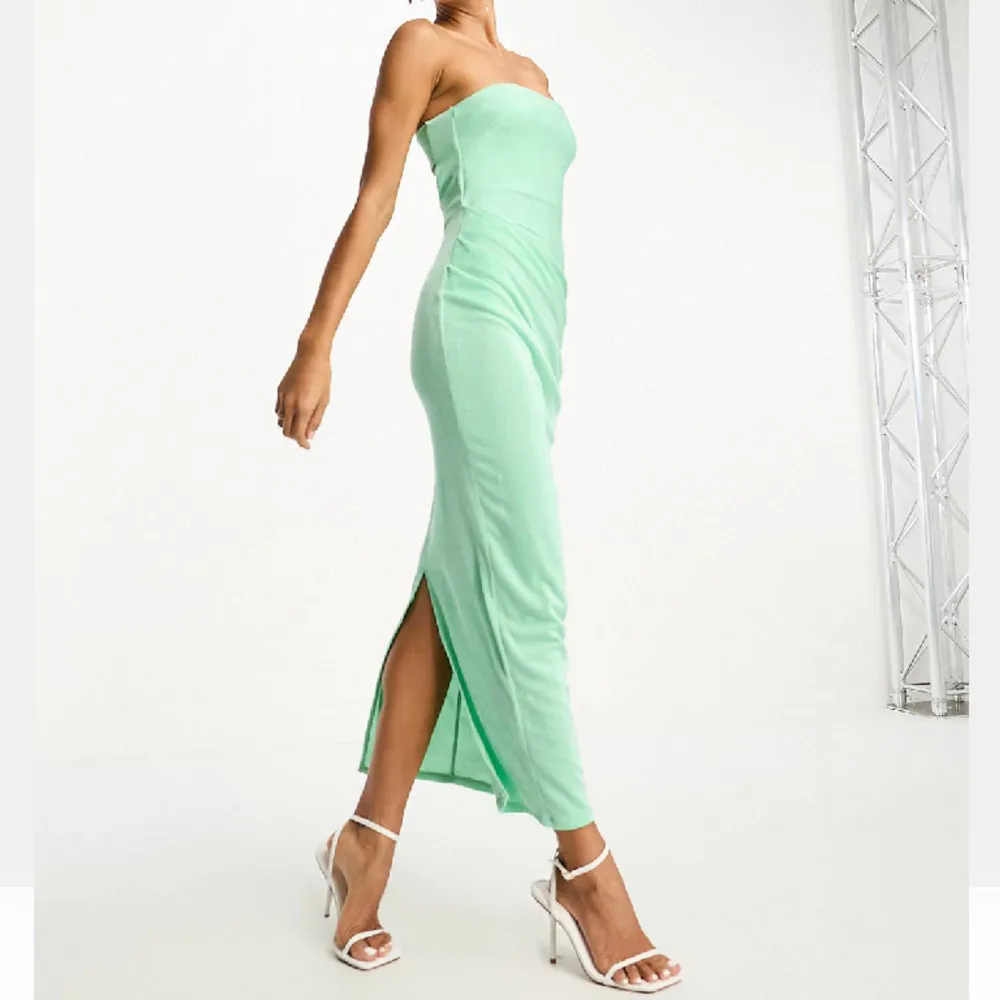Jättefin semesterklänning med tubmodell och fin mintgrön färg. Helt ny med lappar kvar! Köpte för 599kr säljer för 400kr. Klänningar.