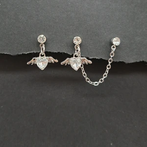 Handgjorda örhängen  - Handgjorda örhängen●Följ :@ekjewelryofficial🤲 ● 💎Material- silverpläterad metall och zirconia ●Örhängeskrokar -Hypoallergen metall. Nickel fri. Längd -2cm. 