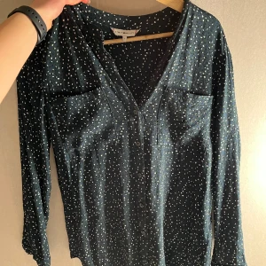 Blus från Tommy Hilfiger - Fin grön blus från Tommy Hilfiger. Superbra skick!