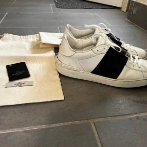 Valentino garavani - Säljer mina valentino, Nytt pris 6000 Mitt pris 6000 Säljer för ska köpa nya inför sommaren.